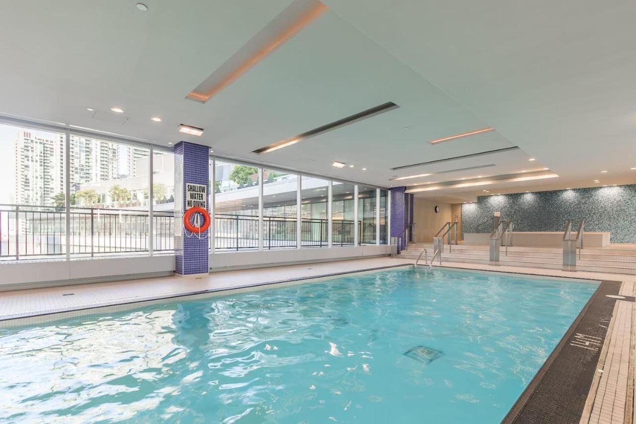 Gorgeous 1Br W/Parking Across The Scotiabank Arena Apartment โตรอนโต ภายนอก รูปภาพ