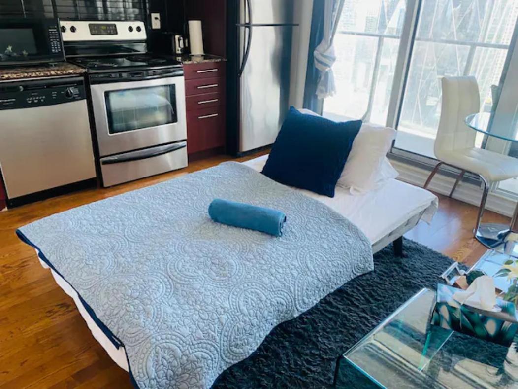 Gorgeous 1Br W/Parking Across The Scotiabank Arena Apartment โตรอนโต ภายนอก รูปภาพ