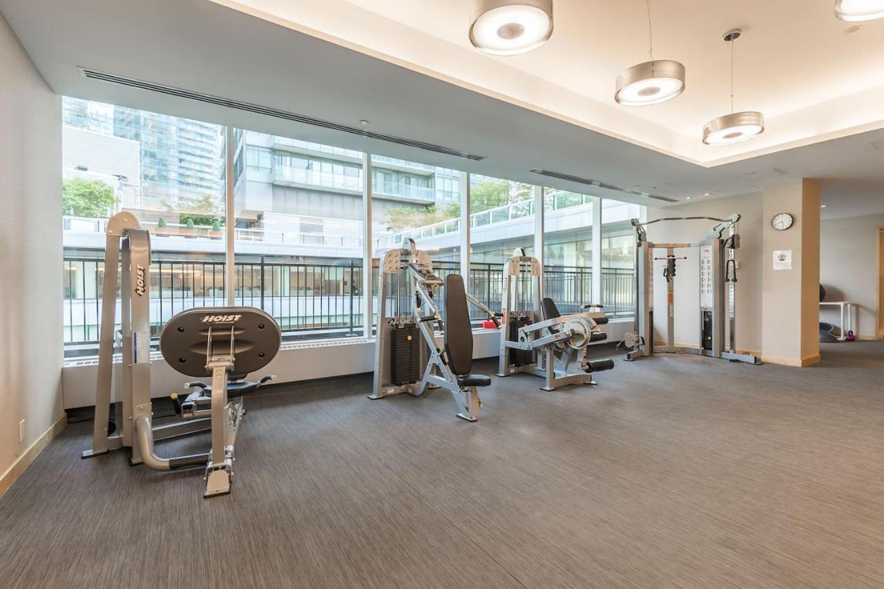 Gorgeous 1Br W/Parking Across The Scotiabank Arena Apartment โตรอนโต ภายนอก รูปภาพ
