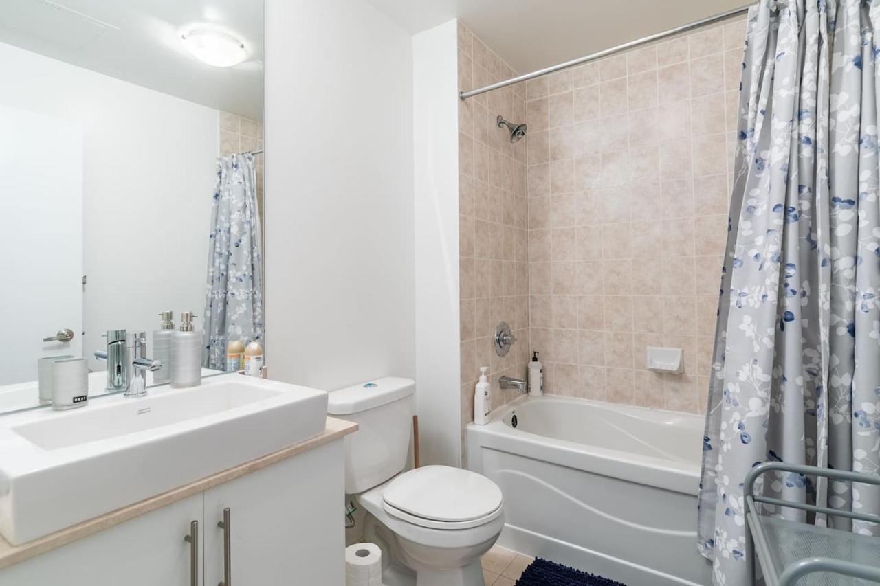Gorgeous 1Br W/Parking Across The Scotiabank Arena Apartment โตรอนโต ภายนอก รูปภาพ