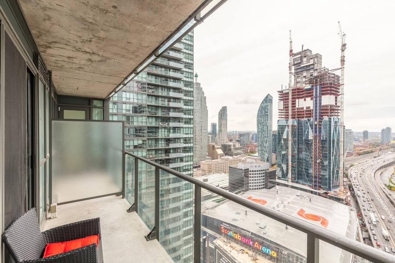 Gorgeous 1Br W/Parking Across The Scotiabank Arena Apartment โตรอนโต ภายนอก รูปภาพ