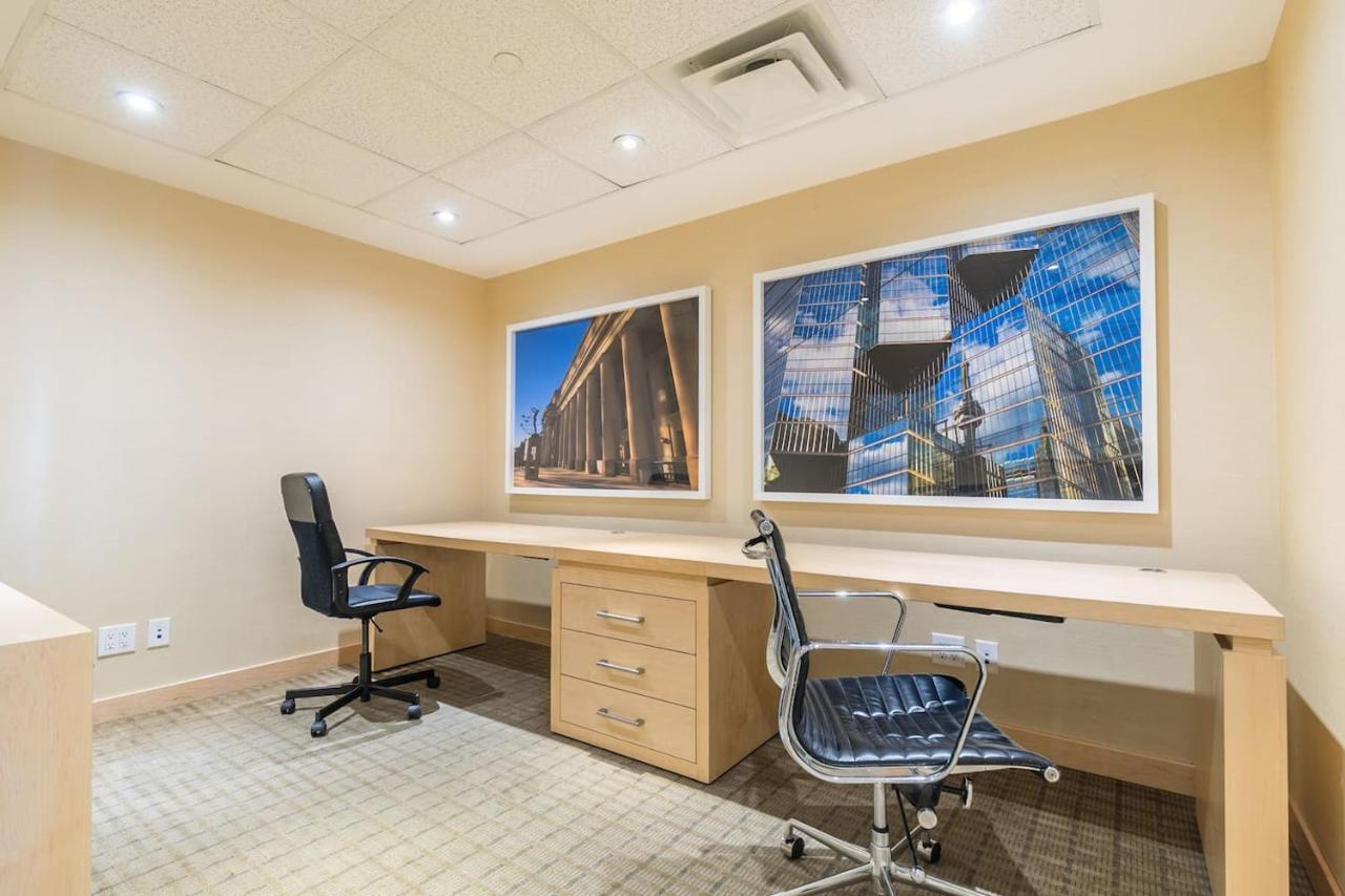 Gorgeous 1Br W/Parking Across The Scotiabank Arena Apartment โตรอนโต ภายนอก รูปภาพ